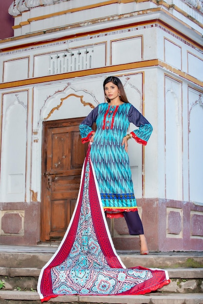 Garota asiática gostosa em pé na escada mostrando seu vestido Desi para sessão de fotos de moda em Ancient Place