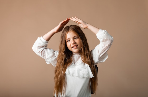 Garota atraente de 12 anos em um fundo de estúdio. conceito de beleza e moda