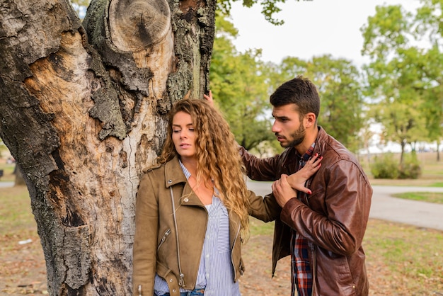 Garota atraente, ignorando o namorado no parque público