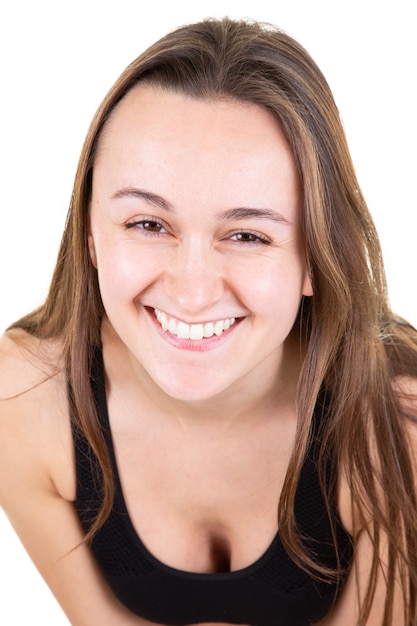 Garota atraente no retrato de mulher jovem feliz rosto bonito sorrindo em branco