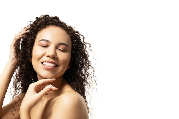 Foto garota atraente pngan cuida de sua pele facial isolada em fundo branco