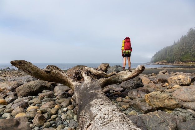 Garota aventureira caminhando pela trilha Juan de Fuca até Bear Beach na costa do Oceano Pacífico