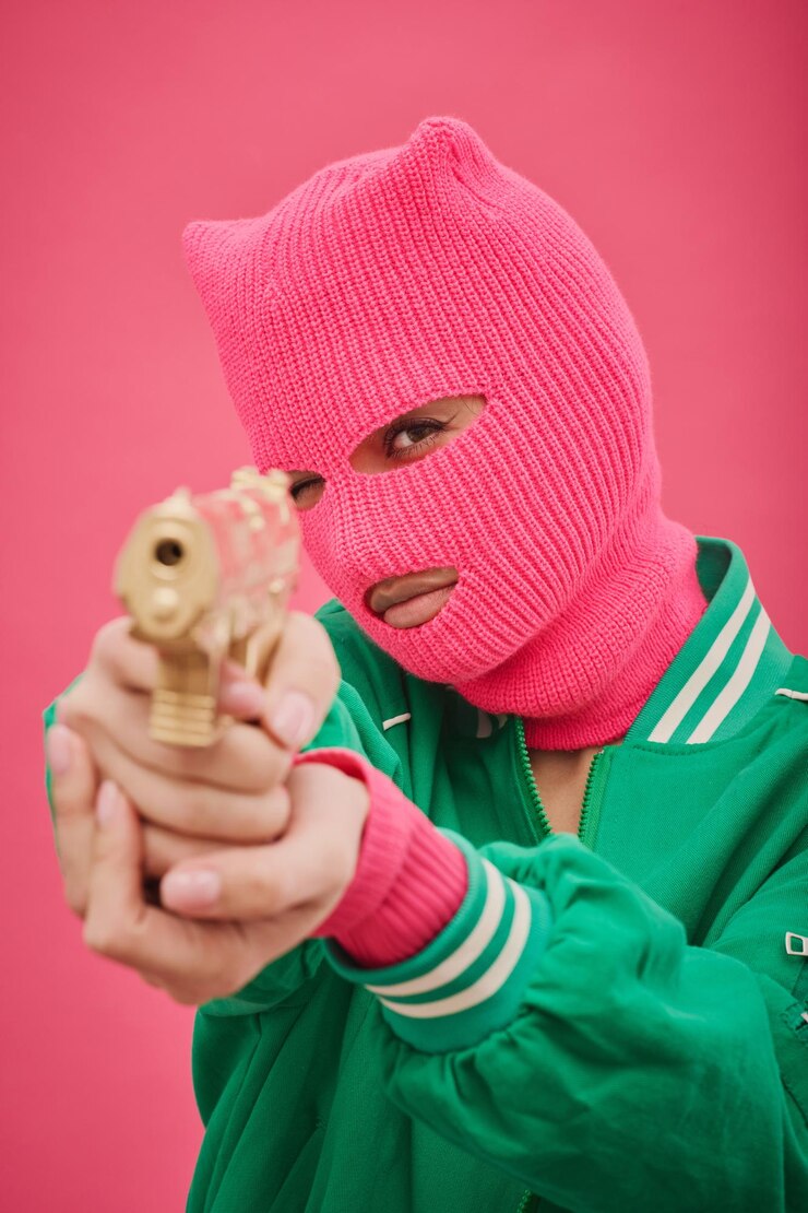 Foto garota bandida apontando a arma de visão