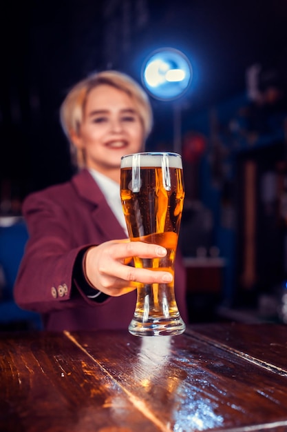 Garota barman cria um coquetel na cervejaria