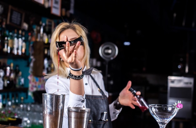 Garota barman formula um coquetel no porterhouse