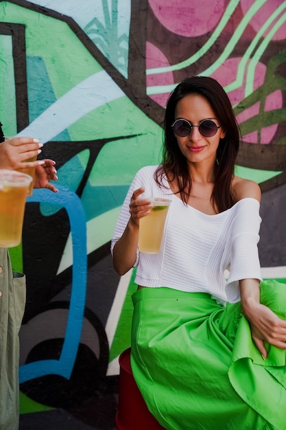 Foto garota bebendo um coquetel em um terraço de verão, foto do estilo de vida