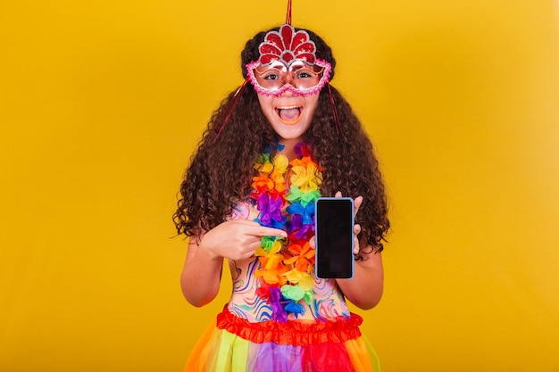 Garota brasileira caucasiana vestida para o carnaval apontando para o mundo conectado do aplicativo de tela móvel