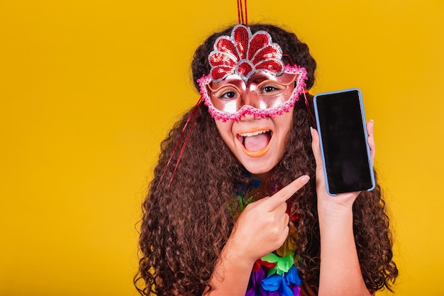 Garota brasileira caucasiana vestida para o carnaval apontando para o mundo conectado do aplicativo de tela móvel