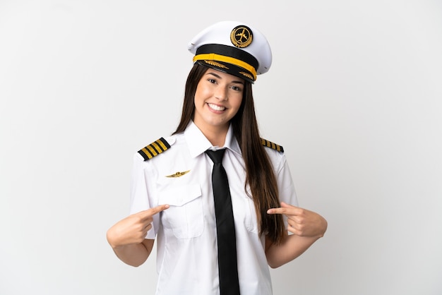 Garota brasileira Piloto de avião sobre fundo branco isolado orgulhosa e satisfeita