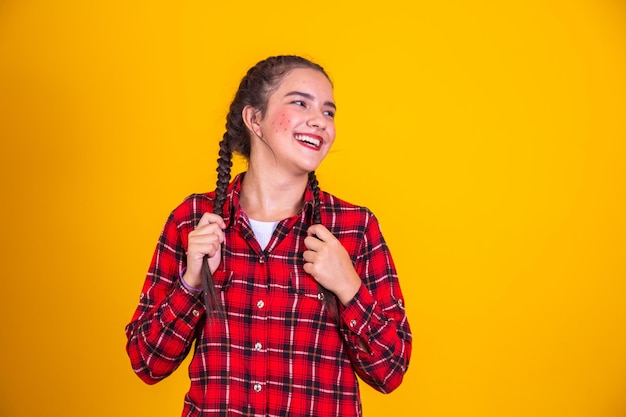 Garota brasileira vestindo roupas típicas para a festa junina