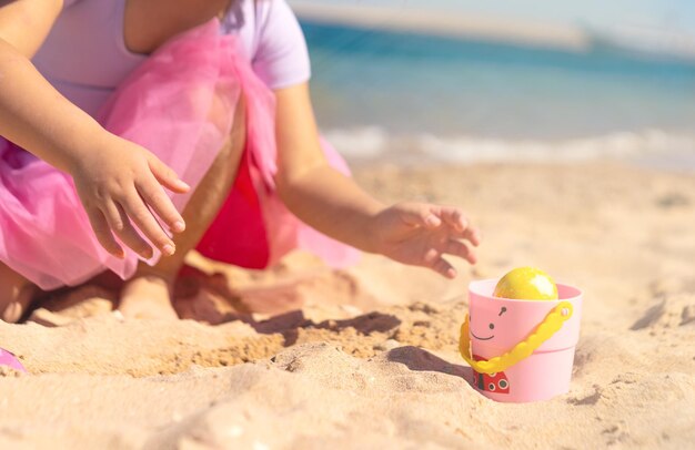 Garota caçando ovos de páscoa na praia