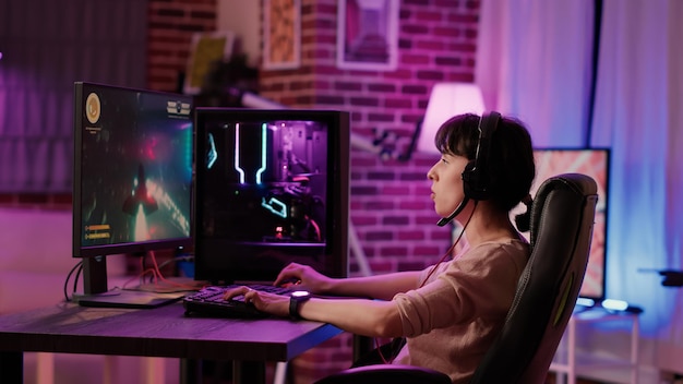 Garota gamer usando configuração de jogos de pc relaxante jogando jogo de  ação online multiplayer falando usando fone de ouvido no torneio. mulher  transmitindo jogo de tiro em primeira pessoa enquanto explica a  jogabilidade aos assinantes.