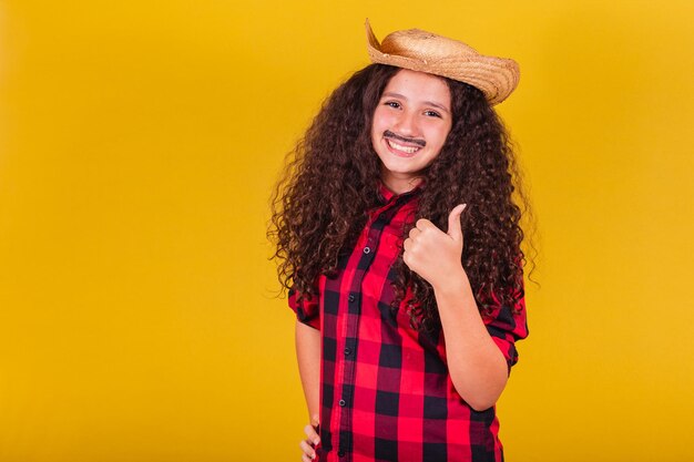 Garota caucasiana vestida como uma festa de menino veste o polegar para cima Festivais de aprovação afirmativa em maio, junho e julho