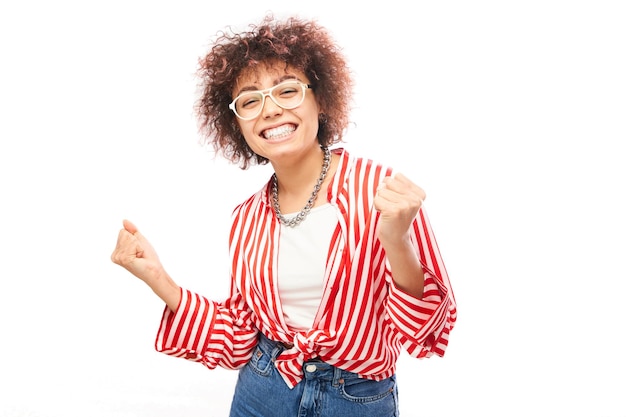 Foto garota cazaque de sorte positiva com penteado afro rindo se alegra celebrando a vitória ouviu boas notícias isoladas no fundo branco