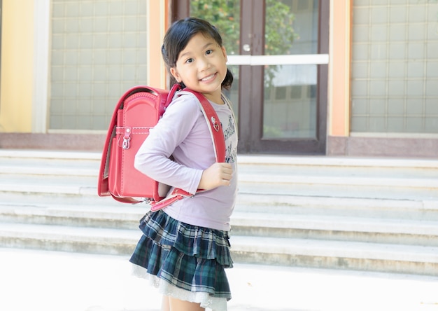 garota chegou à escola