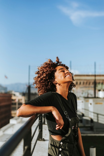 Garota com cabelo encaracolado em um telhado de los angeles