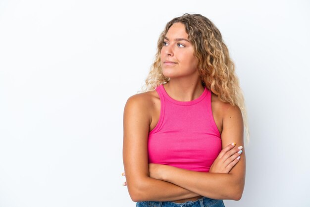 Foto garota com cabelo encaracolado, isolado no fundo branco, olhando para o lado