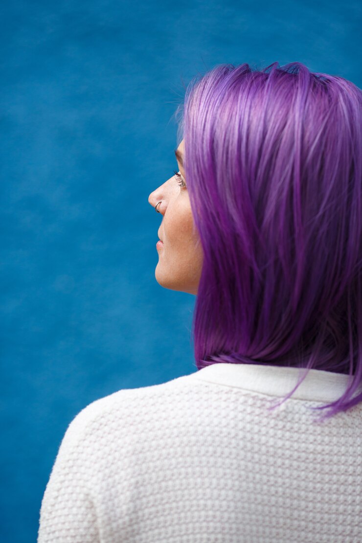 Foto garota com cabelo roxo no azul