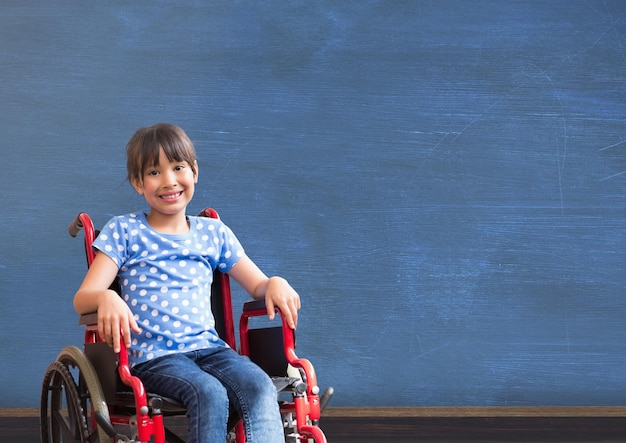Garota com deficiência em cadeira de rodas na frente do quadro-negro