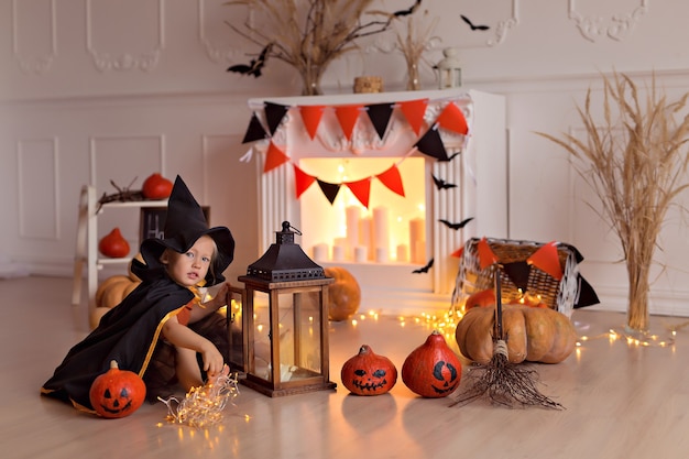 Foto garota com fantasia de bruxa de halloween com abóboras