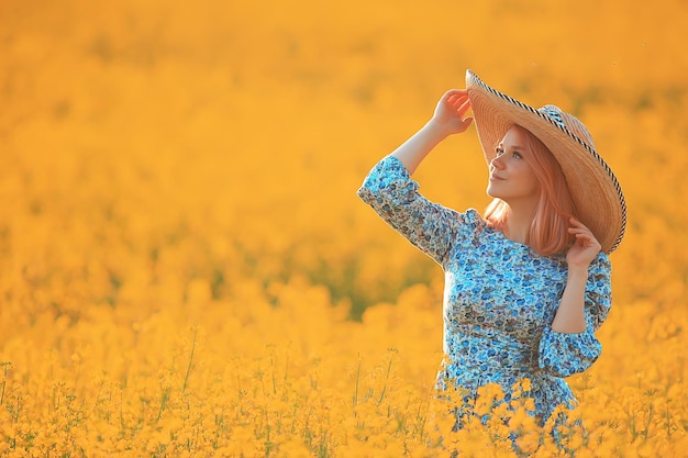 Garota com um chapéu de vestido longo vintage em um campo de flores, feliz verão ensolarado liberdade feminina