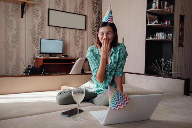 Garota comemorando aniversário online em tempo de quarentena