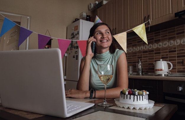 Garota comemorando aniversário online em tempo de quarentena