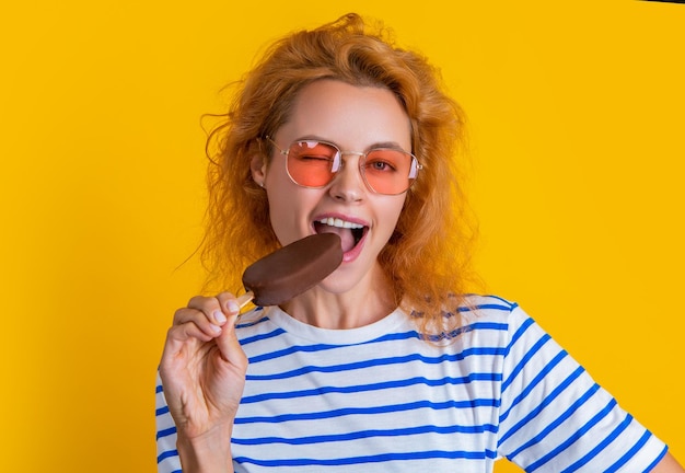 Garota comendo sorvete icelolly na foto de fundo de garota com sorvete icelolly no verão