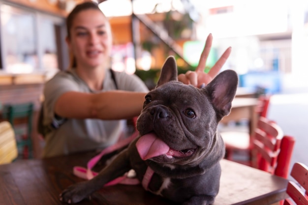 Foto garota curtindo e amando seus cachorros