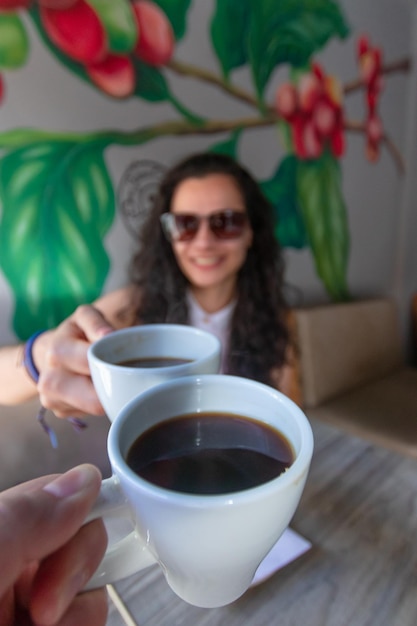 Garota curtindo em uma cafeteria