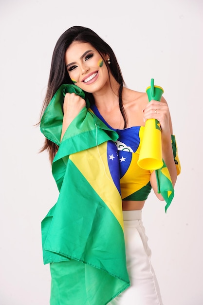 Garota da copa do mundo brasileira segurando a bandeira