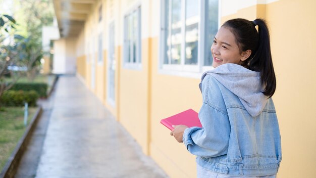 Garota da escola em pé na escola jovem