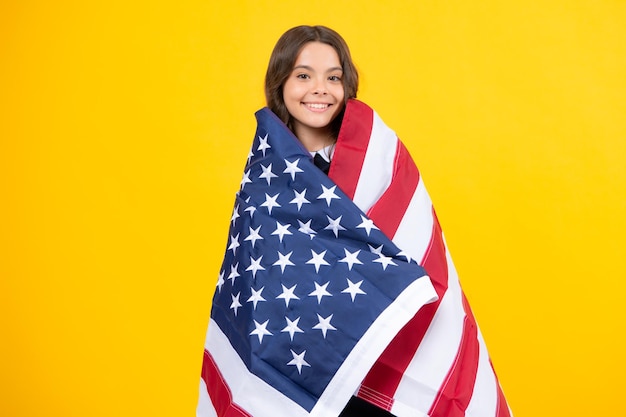 Garota da escola feliz segurando a bandeira dos EUA Estudante acenando e embrulhando na bandeira americana dos EUA Independência