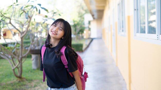 Garota da escola na escola garota asiática