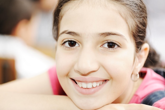 Garota da escola na sala de aula