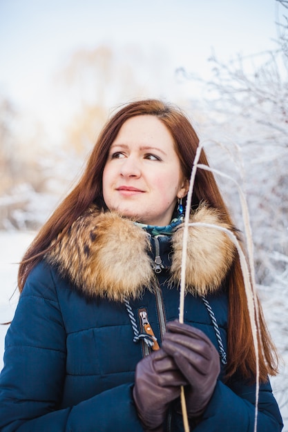 Garota de aparência europeia em uma caminhada na floresta de inverno, parque, inverno e neve, saúde, roupas de inverno, jaqueta