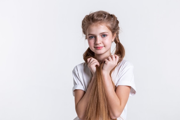 Feche de menina bonita com grandes olhos azuis e cabelos claros