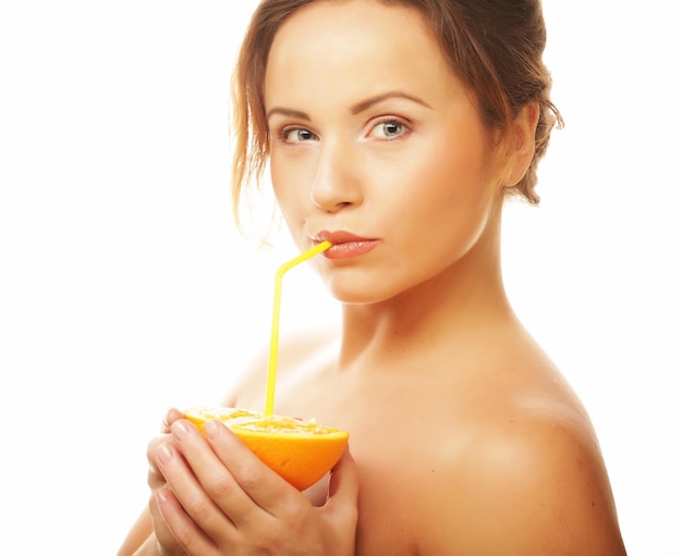 Garota de conceito de alimentação e dieta saudável bebendo suco de laranja