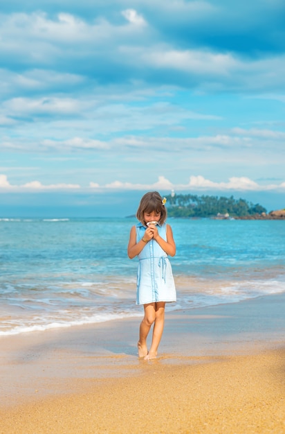 Garota de criança na praia no Sri Lanka.