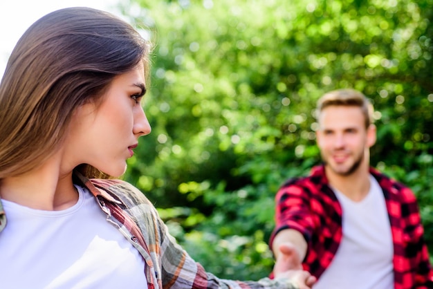 Garota de emoções sinceras em foco seletivo com cara no parque casal apaixonado primeiro encontro de casal ao ar livre Relacionamento família fim de semana encontro romântico feliz dia dos namorados verão acampamento na floresta