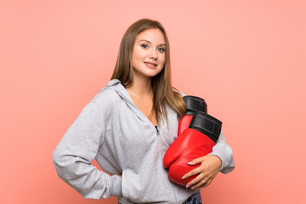 Garota de esporte adolescente com luvas de boxe