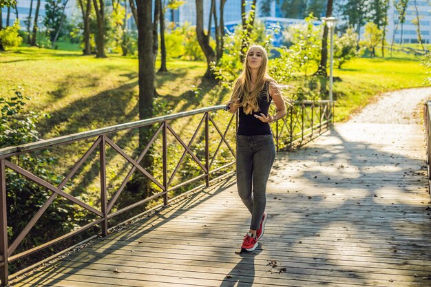 Garota de esportes jovem posando no parque.