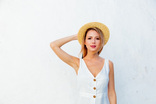 Garota de estilo perto de parede branca, Creta, Grécia