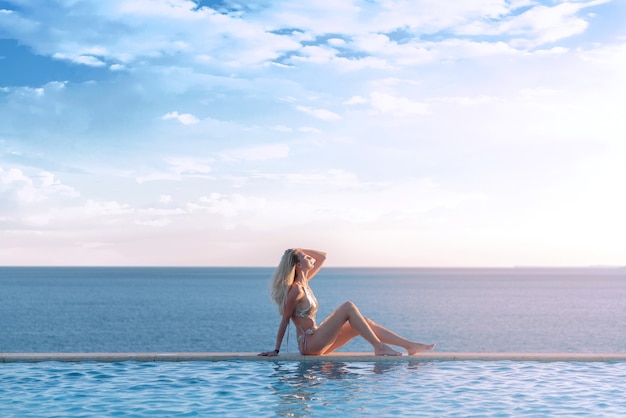 Garota de férias relaxando em uma piscina tropical