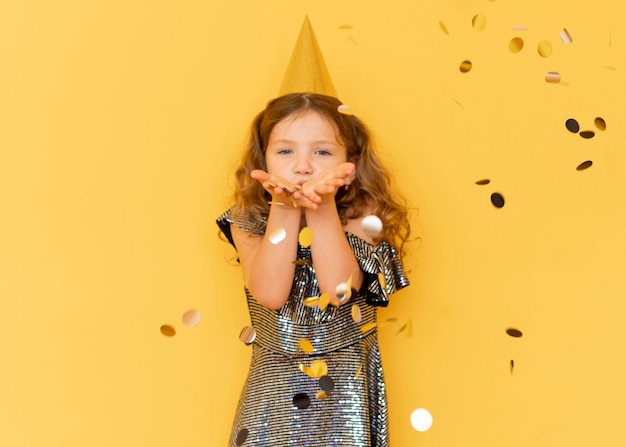 Foto garota de frente com chapéu de festa