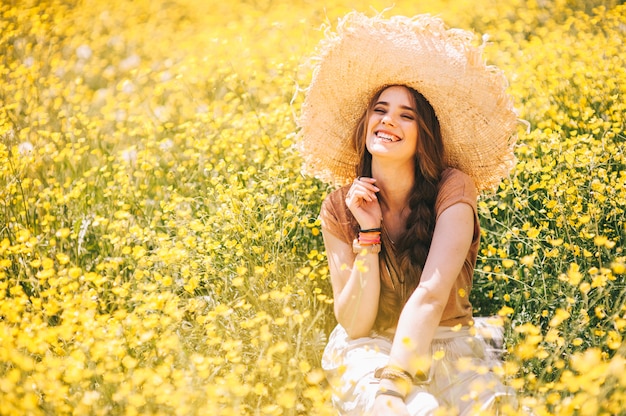 Garota de hippie romântica em pé em um campo. Verão. Estilo hippie.