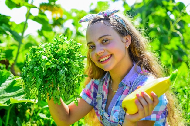 Garota de jardineiro feliz crescendo alimentos frescos apenas da fazenda.