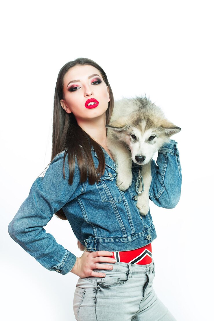 Foto garota de jeans com husky