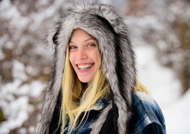 Garota de Natal com roupas quentes no parque de inverno garota feliz jogando neve dia de inverno frio inverno