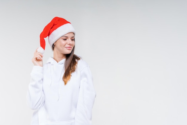 Garota de Natal Linda modelo adolescente com chapéu de Papai Noel isolado no fundo